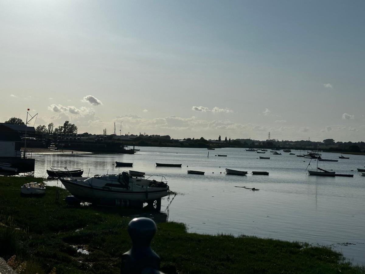 The Crown Pub And Hotel Manningtree Buitenkant foto